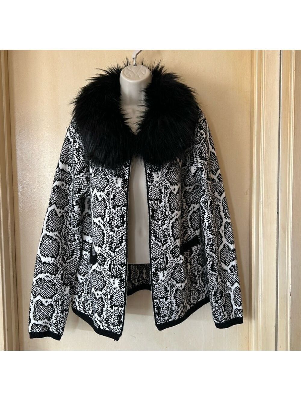 Sioni Blk/White Sweater w/Detachable Faux Fur Around Collar, Size L